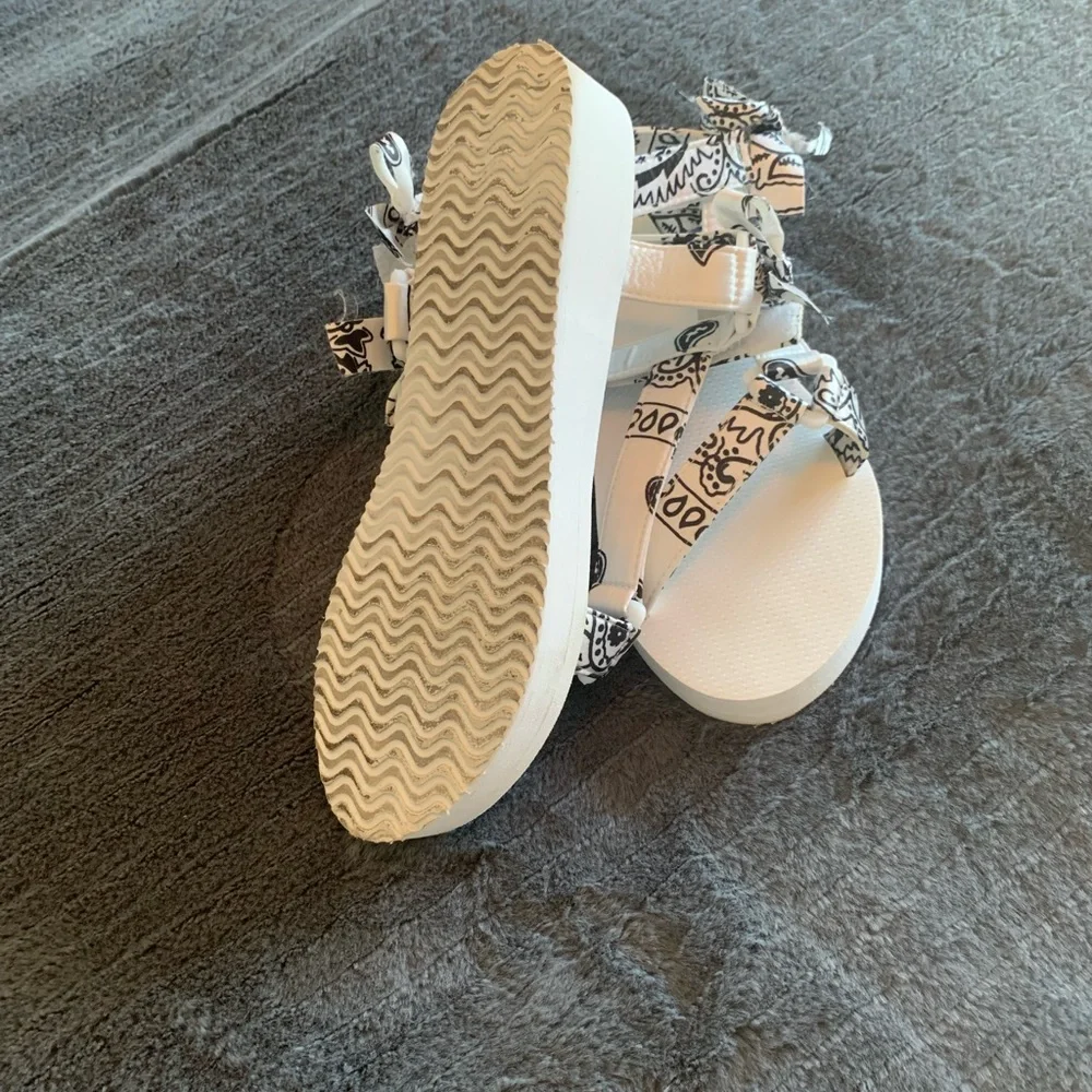 SUMMER - WHITE PAISLEY SANDALS With bandanna print